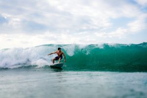 Vil du lære at surfe på din rejse? Så er Bali den oplagte destination